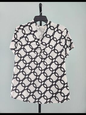 Chicos Zenergy Chain-Link Print V-Neck Short Sleeve Blouse - White/Black Small